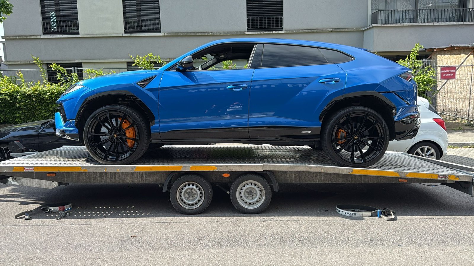 Servicii transport mașini de lux și vehicule electrice internațional