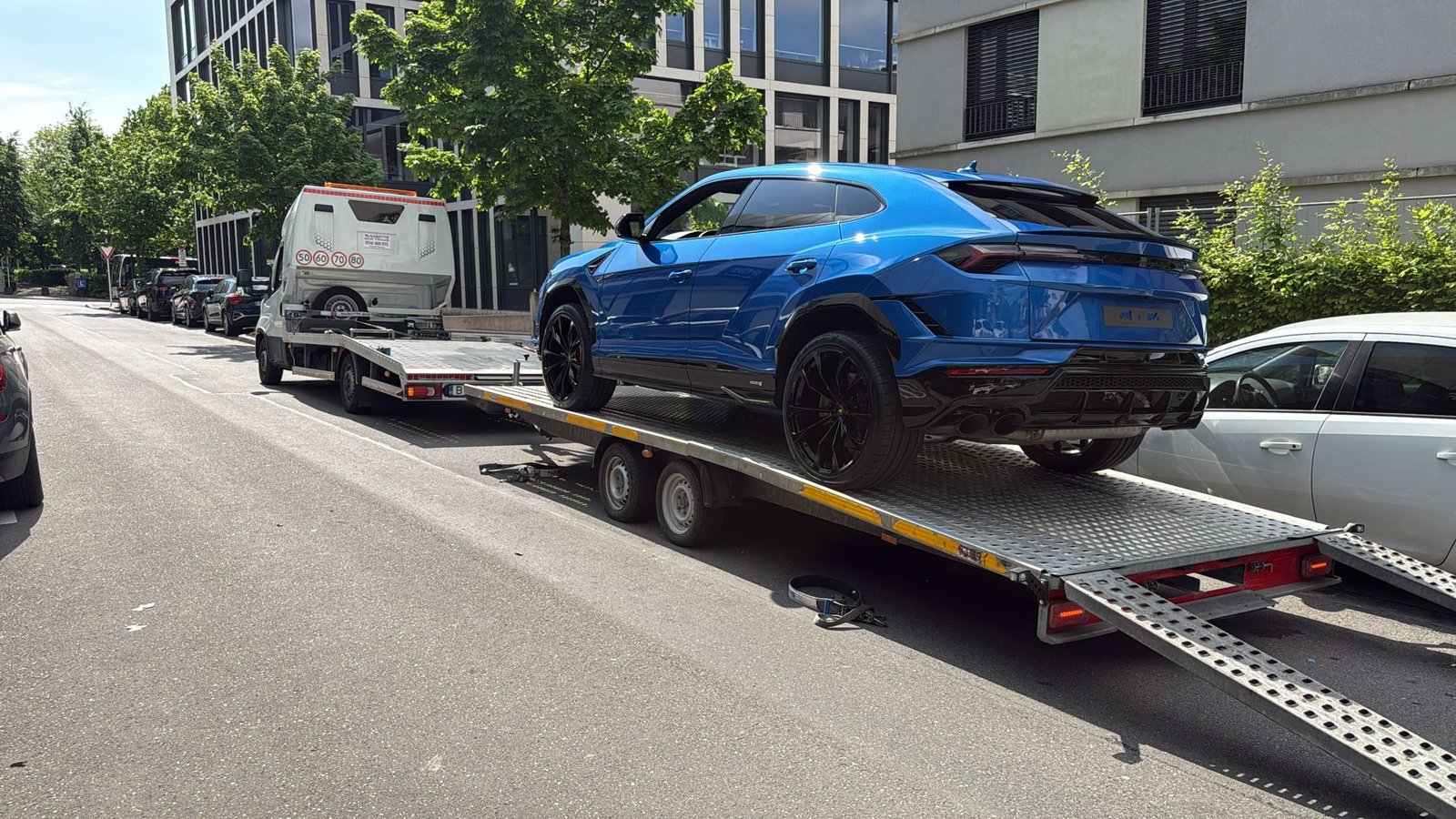 Transport auto cu platformă închisă - siguranță maximă CMR